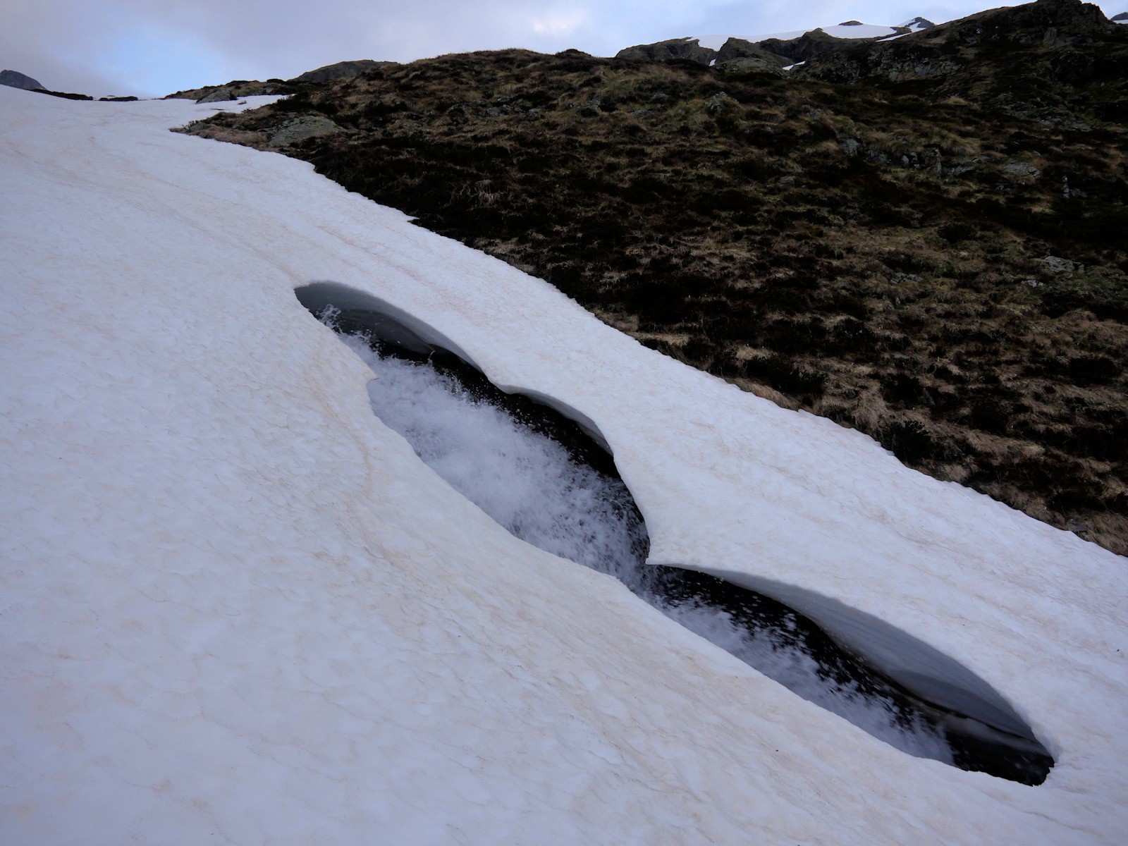 #2 Attention aux ponts de neiges sur les torrents qui commencent à céder ! Attention aux ponts de neiges sur les torrents qui commencent à céder !