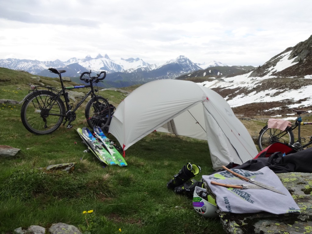 #17 Le dernier bivouac au col de la Croix de Fer avec notre sponsor officieux! :-) Le dernier bivouac au col de la Croix de Fer avec notre sponsor officieux! :-)