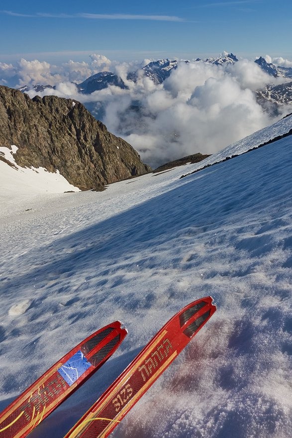 6. Sous le sommet du Taillefer. Enfin du vrai ciel bleu depuis plusieurs semaines...