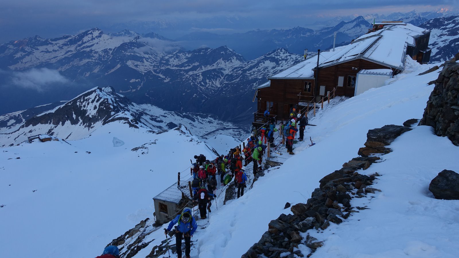 #6 La foule des grands jours au départ du refuge La foule des grands jours au départ du refuge