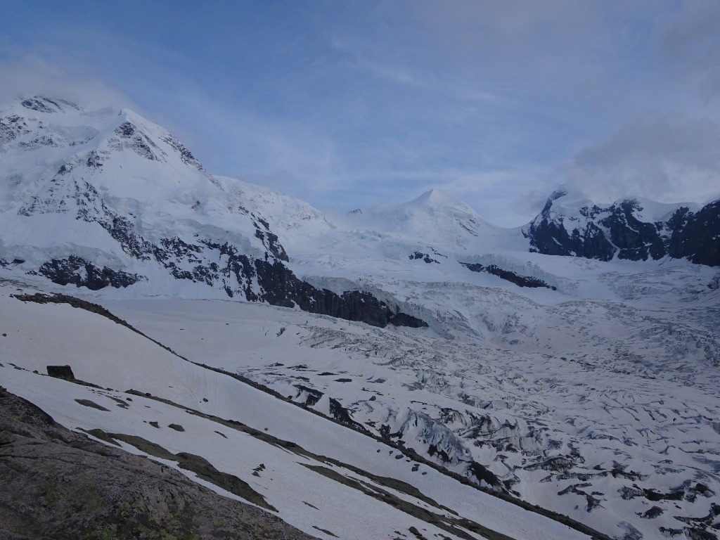 la vue de l'accès au glacier depuis le passo di verra