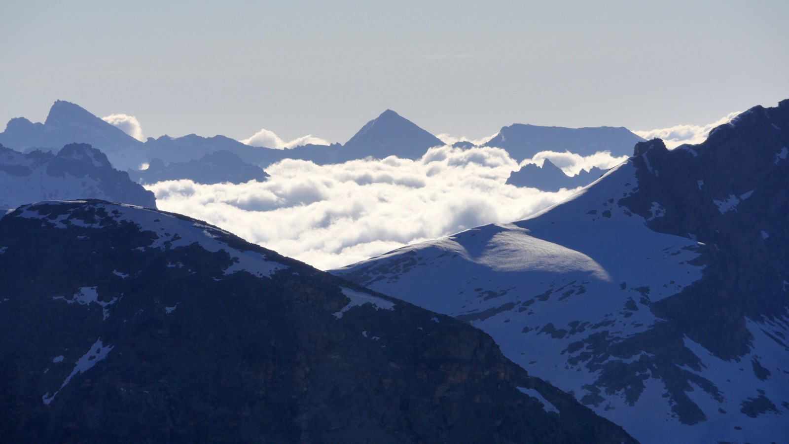 #4 Les vallées Italiennes sous les nuages. Les vallées Italiennes sous les nuages.