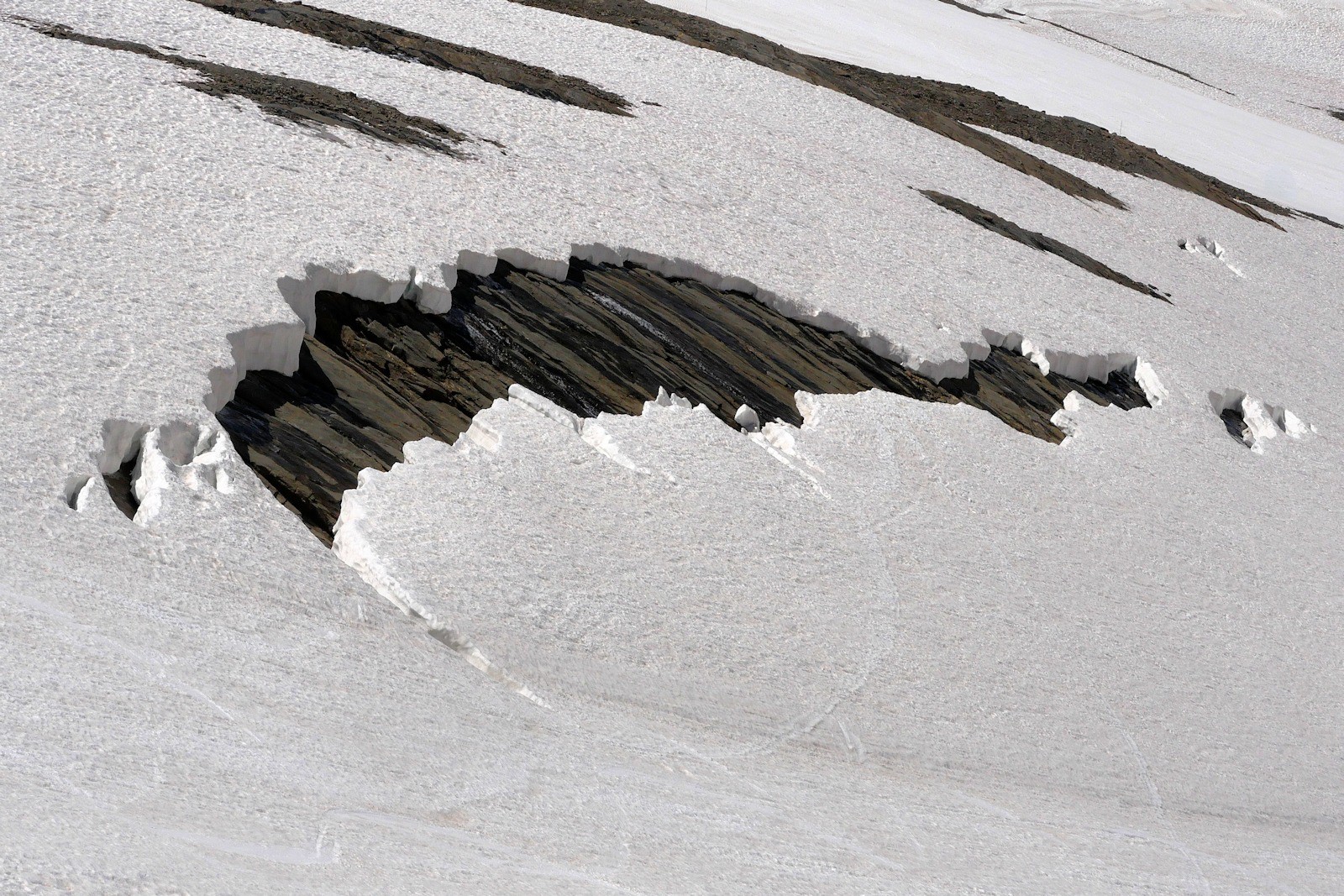 #24 Grosse cassure en rive gauche du ruisseau de Pers. Grosse cassure en rive gauche du ruisseau de Pers.