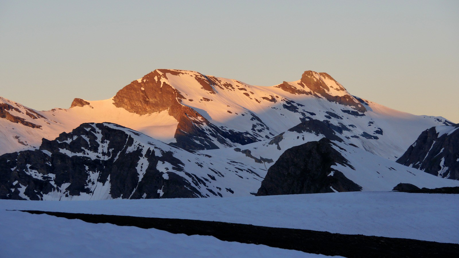 #1 Le soleil se lève sur Méan Martin. Le soleil se lève sur Méan Martin.