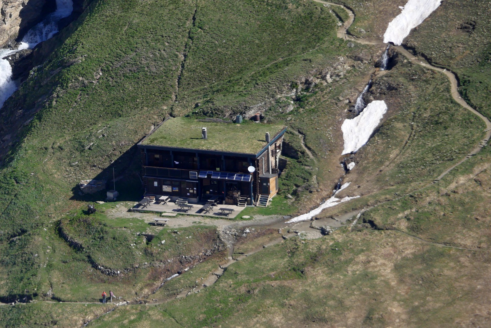 #19 Le refuge depuis les Revers de Prariond. Le refuge depuis les Revers de Prariond.