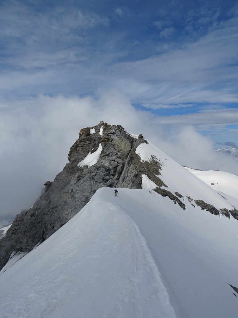 #13 Un peu de ciel bleu sur la crête sommitale Un peu de ciel bleu sur la crête sommitale