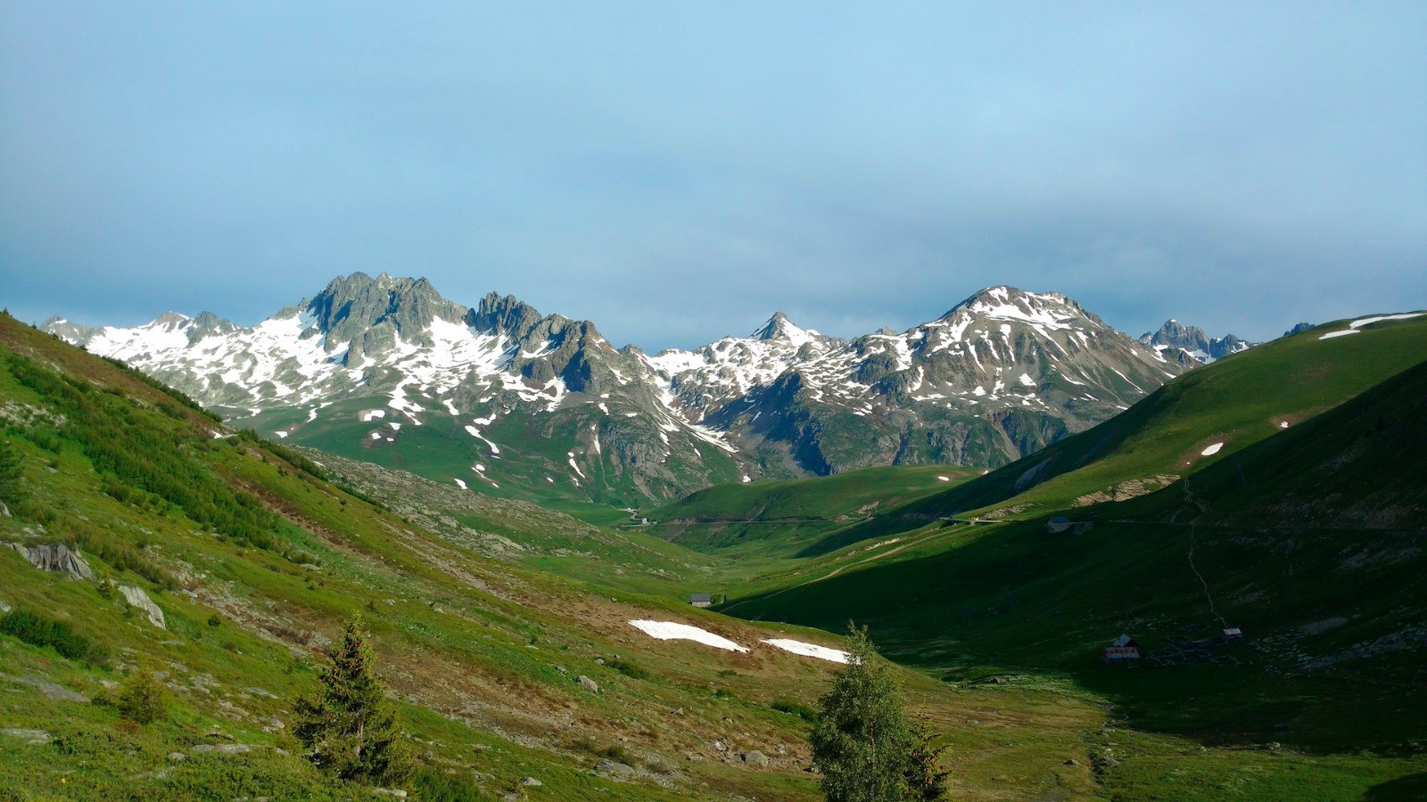 #1 Au départ, du col, du vert fluo, du gris, du blanc : c Au départ, du col, du vert fluo, du gris, du blanc : c'est beau aussi l'été !