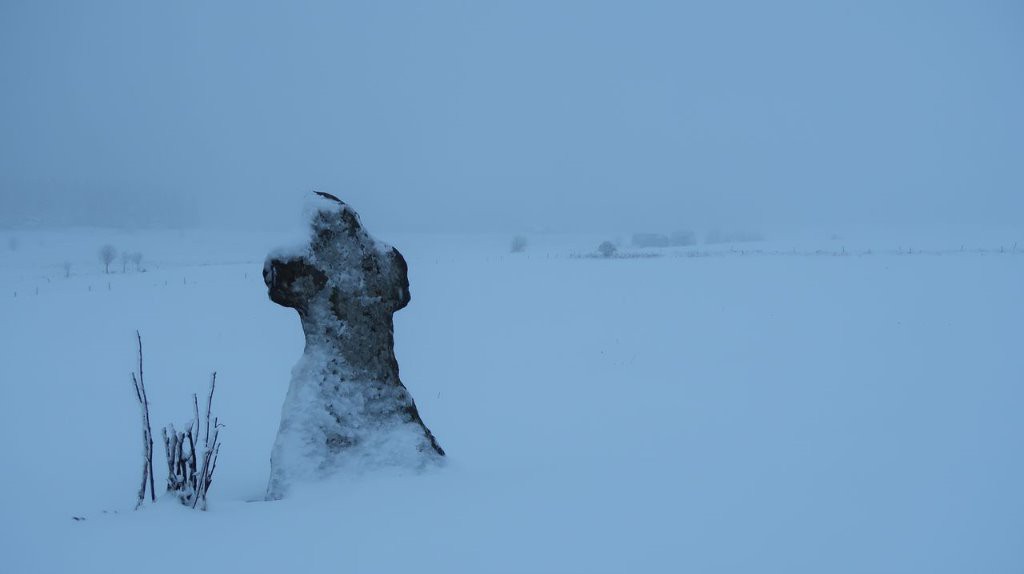 #3 Croix de pierre au milieu du paradis blanc Croix de pierre au milieu du paradis blanc