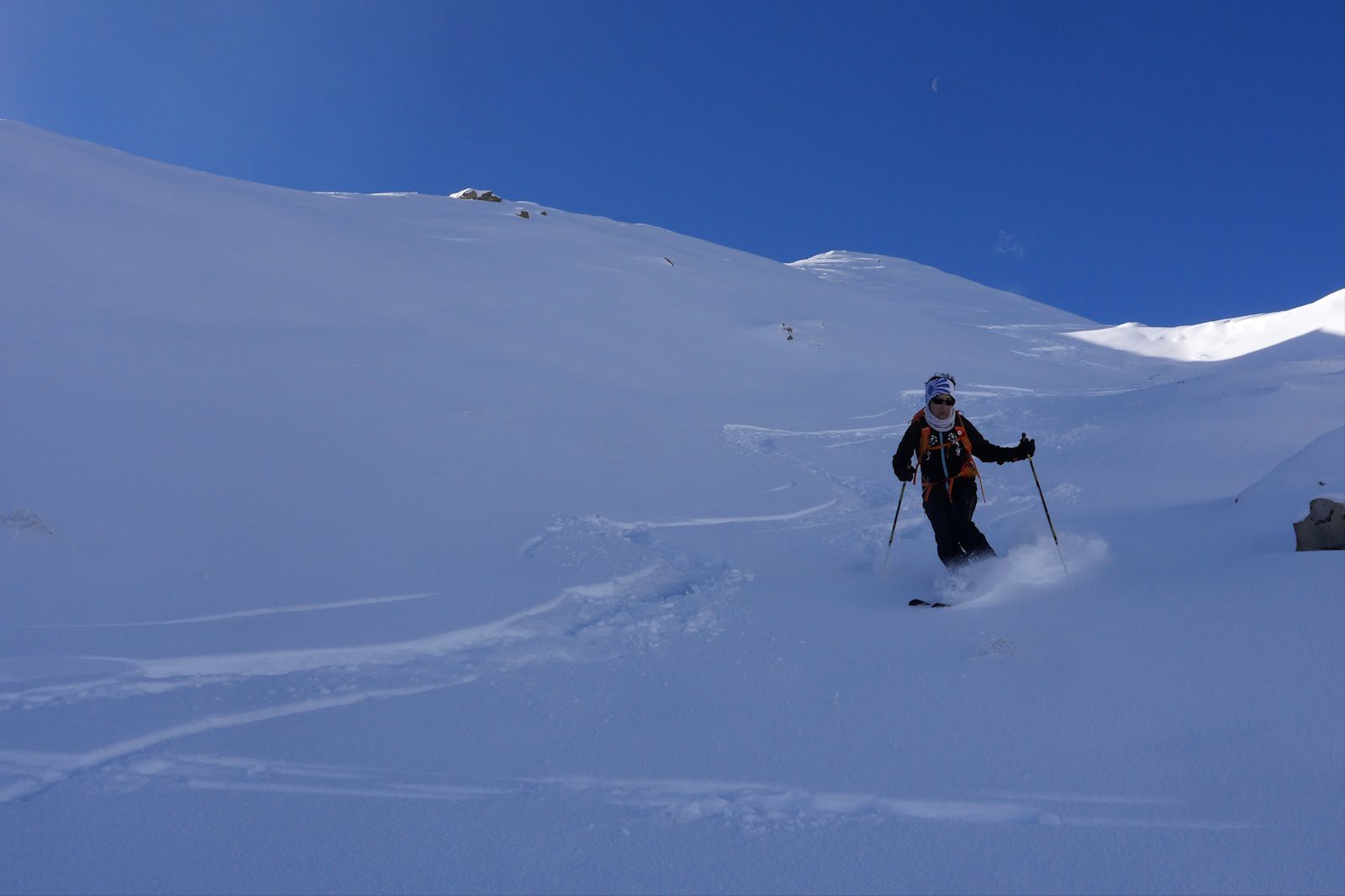 #9 Pour la première descente du jour, poudre sur fond dur. Pour la première descente du jour, poudre sur fond dur.