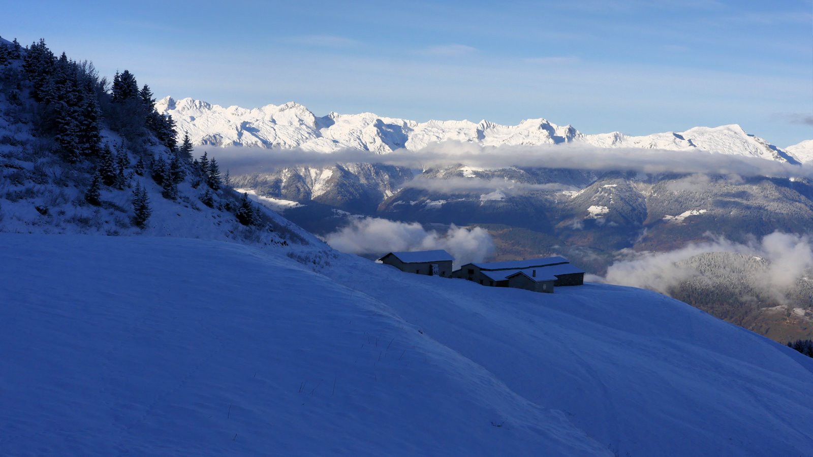 #3 Sur fond de Lauzière, les chalets de la Côte. Sur fond de Lauzière, les chalets de la Côte.