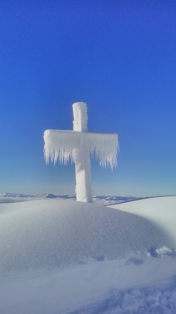 Croix sculptée par la neige des canons