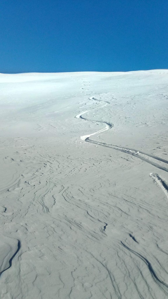 En haut, neige homogène en skiant en bordure des grosses accu.