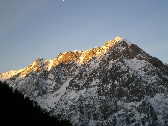 #1 Tour de la Malsanne : Lever de soleil sur la chaîne des Armet. Tour de la Malsanne : Lever de soleil sur la chaîne des Armet.
