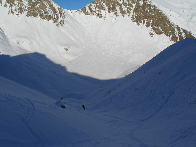 #3 combe NO : descente dans un petit pipe avec vue sur le col de la coupa combe NO : descente dans un petit pipe avec vue sur le col de la coupa