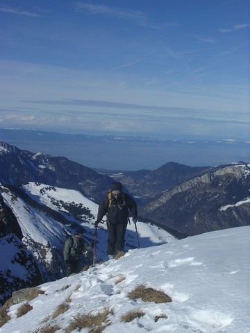 #3 Entre 2 Pertuis : Cyril et Diane se font souffler au sommet. Le lac Léman derrière Entre 2 Pertuis : Cyril et Diane se font souffler au sommet. Le lac Léman derrière