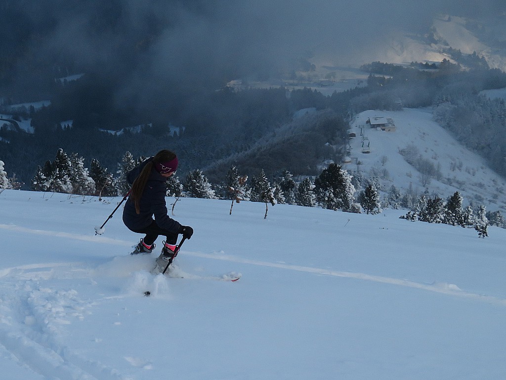 Maëlie pour ses premiers virages poudreux en matos de rando au dessus du refuge de la Soldanelle en contre-bas.