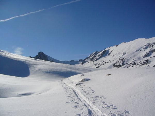 #3 Entre l Entre l'Aup et les Lances : Le versant nord du col de bellefond avait l'air plaqué : grosses cassures sur le haut.