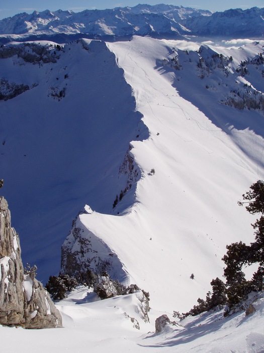 #4 Sortie du couloir : On arrive sur l Sortie du couloir : On arrive sur l'arête: on voit le col de Bellefont en dessous et le dôme plus loin.