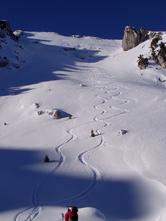 #6 Descente en face est : Une seule trace de la veille!
De bons passages. Descente en face est : Une seule trace de la veille!
De bons passages.
