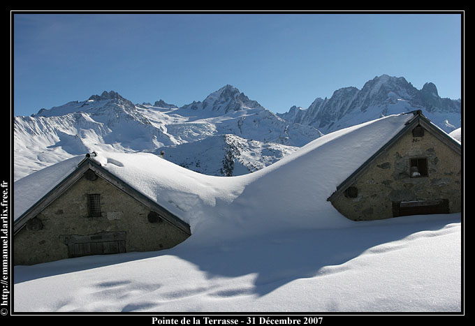 Les chalets de la Loriaz : Les chalets de la Loriaz devant le massif du Mont-Blanc (il y a de la neige! :-)