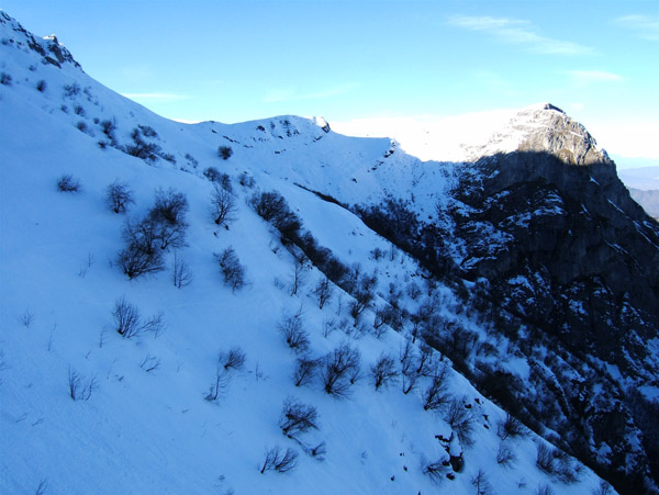 #10 Bussaia : La traversée pour rejoindre le col de Balur au milieu perdu dans le soleil et à sa droite le Mt. Testas. Bussaia : La traversée pour rejoindre le col de Balur au milieu perdu dans le soleil et à sa droite le Mt. Testas.