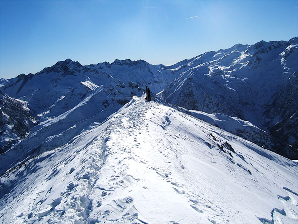 #3 Bussaia : La Rocca d Bussaia : La Rocca d'Orel. Enfin on remet les skis pour faire la crête.