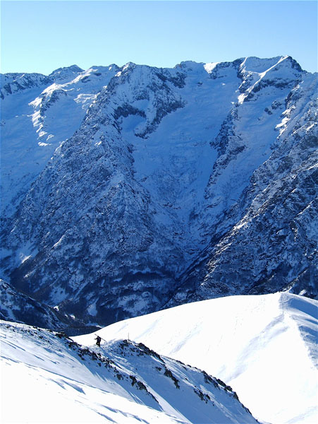 #2 Bussaia : Mon ami Gilbert sur la crête de Rocca d Bussaia : Mon ami Gilbert sur la crête de Rocca d'Orel, tout en bas Mt.Pianard