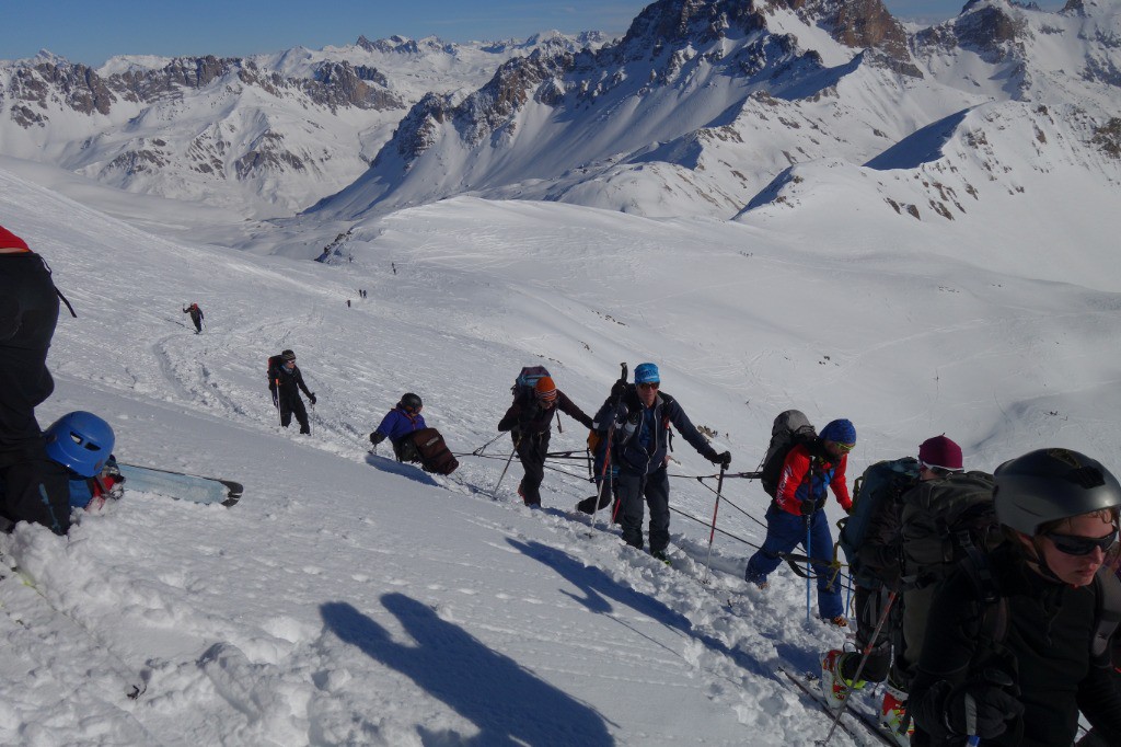 Attelage de Nat avant de mettre les skis sur le dos
