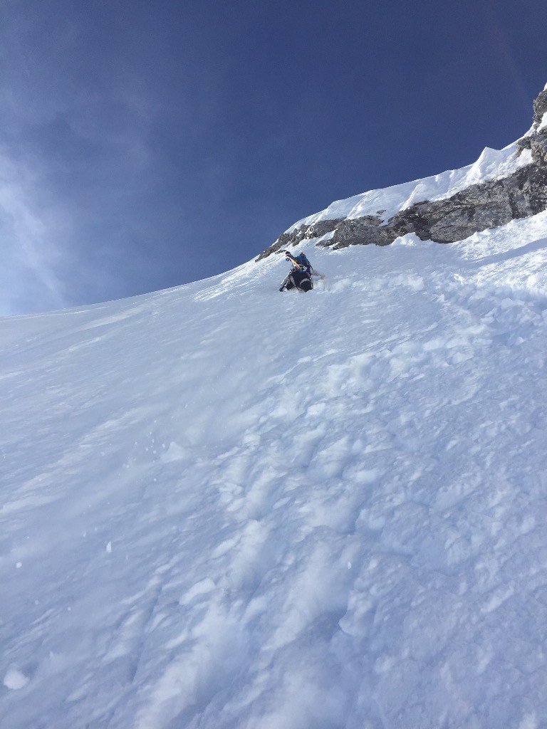 #2 Steph Steph' à la trace dans la facette suspendue, après le dièdre de 40m ...