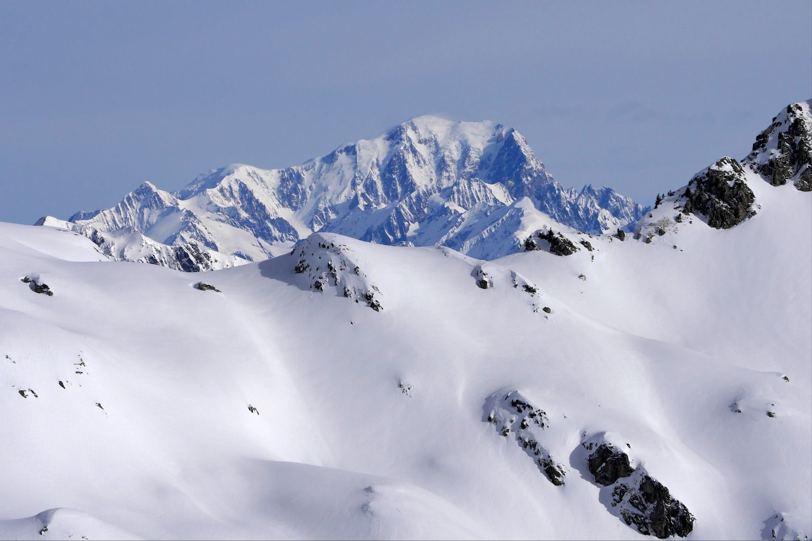 Plein cadre sur le massif du Mont-Blanc qui «surgit» de l’échancrure du Col de l'Homme.