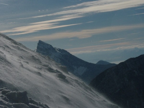 #1 Vent sous le couloir : On voit les cristaux raser la pente Vent sous le couloir : On voit les cristaux raser la pente