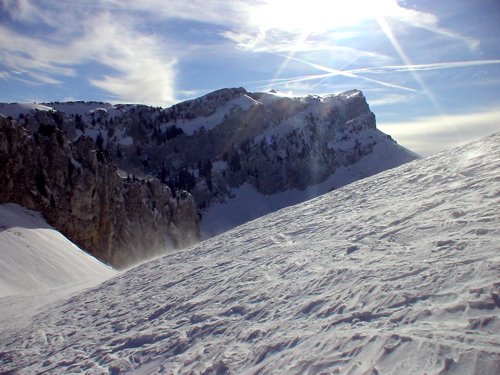 Le Grand Som : on voit la neige transportée par le vent devant les falaises qui mènent à Bovinant