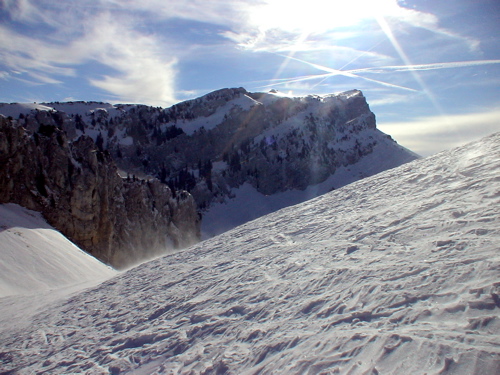 #2 Le Grand Som : on voit la neige transportée par le vent devant les falaises qui mènent à Bovinant Le Grand Som : on voit la neige transportée par le vent devant les falaises qui mènent à Bovinant