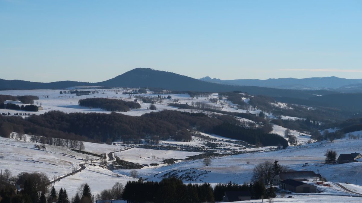 #15 Vers le sud, on distingue le Rocher d Vers le sud, on distingue le Rocher d'Abraham derrière le Suc de Bauzon