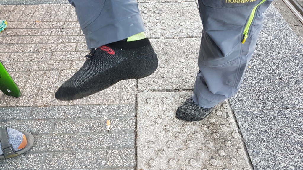 Paraît qu'on n'a pas le droit de porter les chaussures de ski aux pieds dans les bus Transisère...