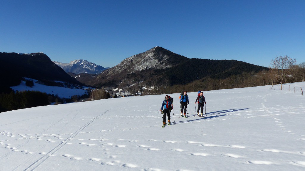 Les premiers mètres à skis, avec la banane, malgré les sacs lourds...