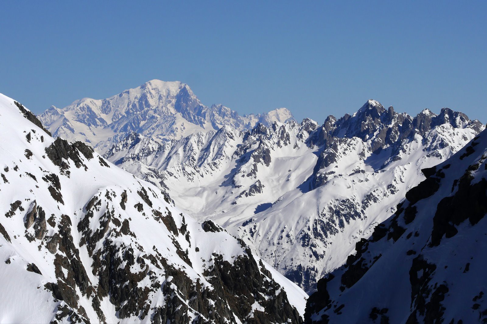 #14 De l De l'échancrure du Col de la Pierre, surgissent Mont-Blanc et massif de la Lauzière.
