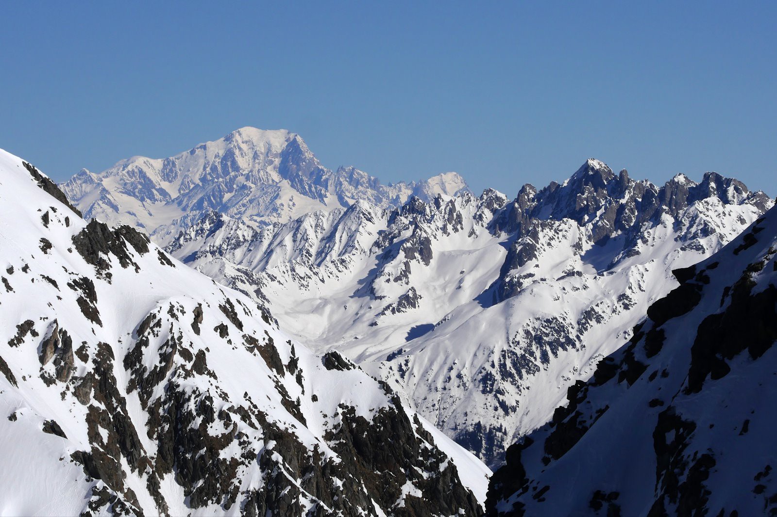 De l'échancrure du Col de la Pierre, surgissent Mont-Blanc et massif de la Lauzière.