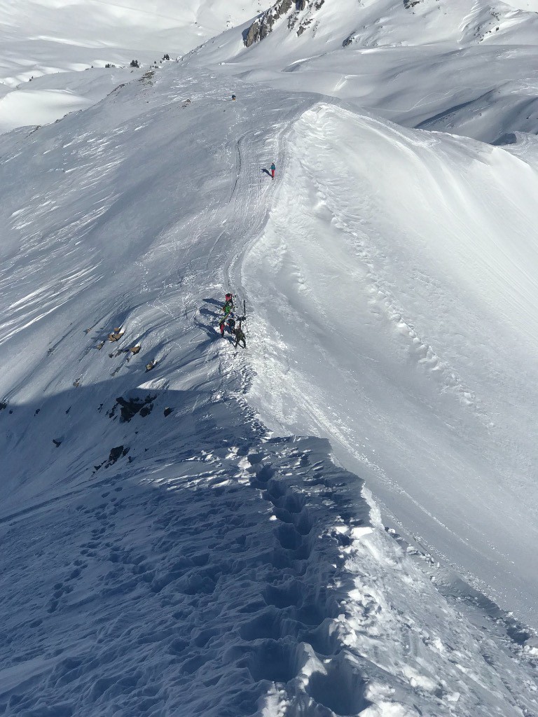 #6 Sur l’arête, vue sur le groupe. Sur l’arête, vue sur le groupe.