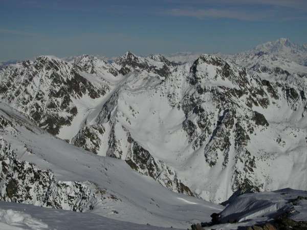 Versant sud du col du Tepey : Les pentes sud de brabant et de la plagne vaumard . Au fond le Mt Blanc