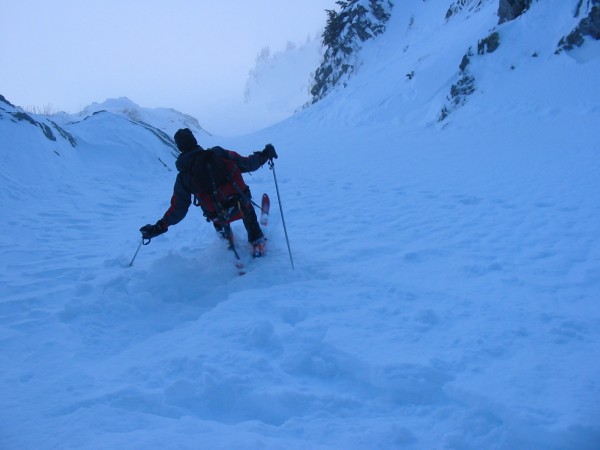 Moms enquille : Dans la neige croutée, on essaye de se faire légers ... démonstration par moms