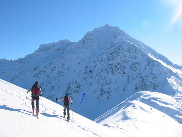 #1 Montagne d Montagne d'Arvillard : Au sommet de la montagne d'Arvillard, regard vers la face Nord des Grands Moulins (nous nous sommes arretés à la croix bleue). cela a l'air en condition, le premier ressaut raide est ok !On voit bien l'itinéraire du couloir.