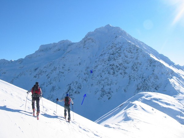 Montagne d'Arvillard : Au sommet de la montagne d'Arvillard, regard vers la face Nord des Grands Moulins (nous nous sommes arretés à la croix bleue). cela a l'air en condition, le premier ressaut raide est ok !On voit bien l'itinéraire du couloir.