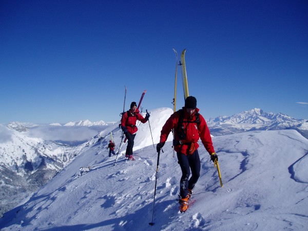#2 Traversée des arêtes : La traversée se fait plutôt versant nord sur une arête trés aérienne et trés cornichée... ; le Mont Blanc en toile de fond... Traversée des arêtes : La traversée se fait plutôt versant nord sur une arête trés aérienne et trés cornichée... ; le Mont Blanc en toile de fond...