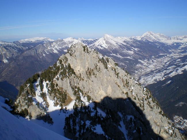 #2 Cotagne : Vue du sommet sur les Rochers de Belchamps. Cotagne : Vue du sommet sur les Rochers de Belchamps.