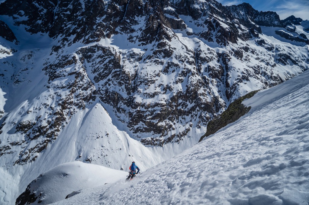 #1 Rémi dans les premières contrepentes, poudre.
Photo d Rémi dans les premières contrepentes, poudre.
Photo d'Arthur Lachat