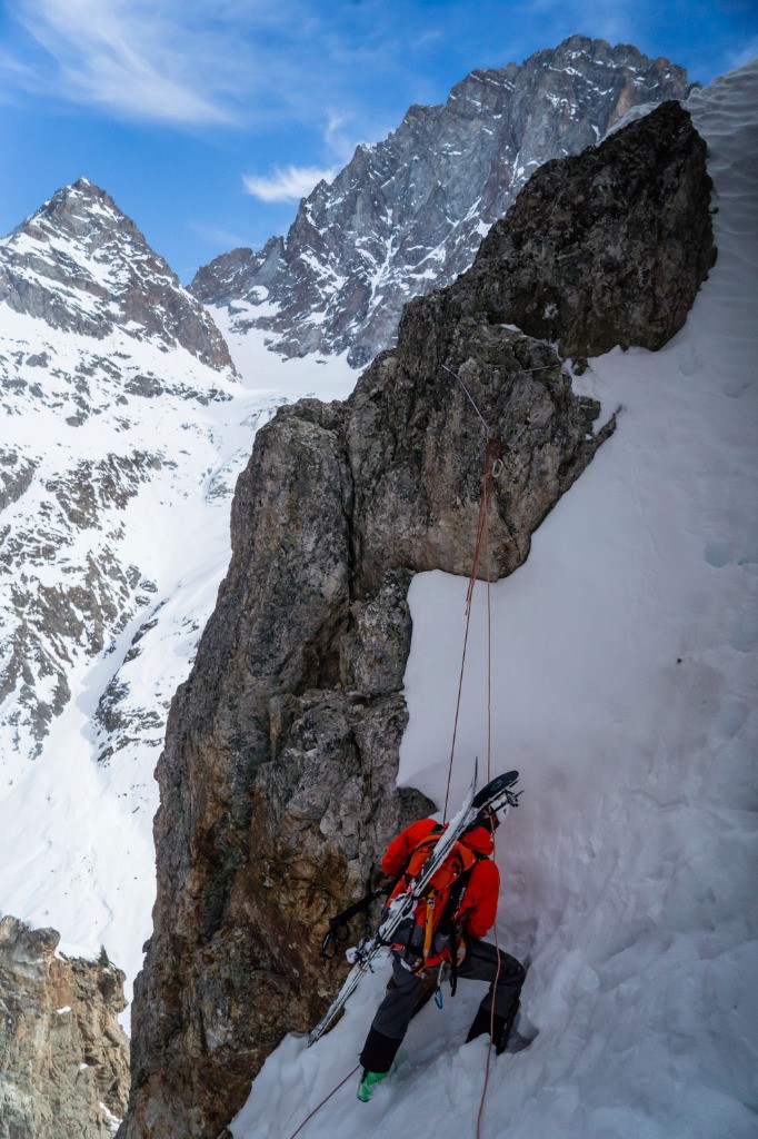 #6 Bequet, relais, rappel, le tout sur fond d Bequet, relais, rappel, le tout sur fond d'Ailefroide.
Photo d'Arthur Lachat.