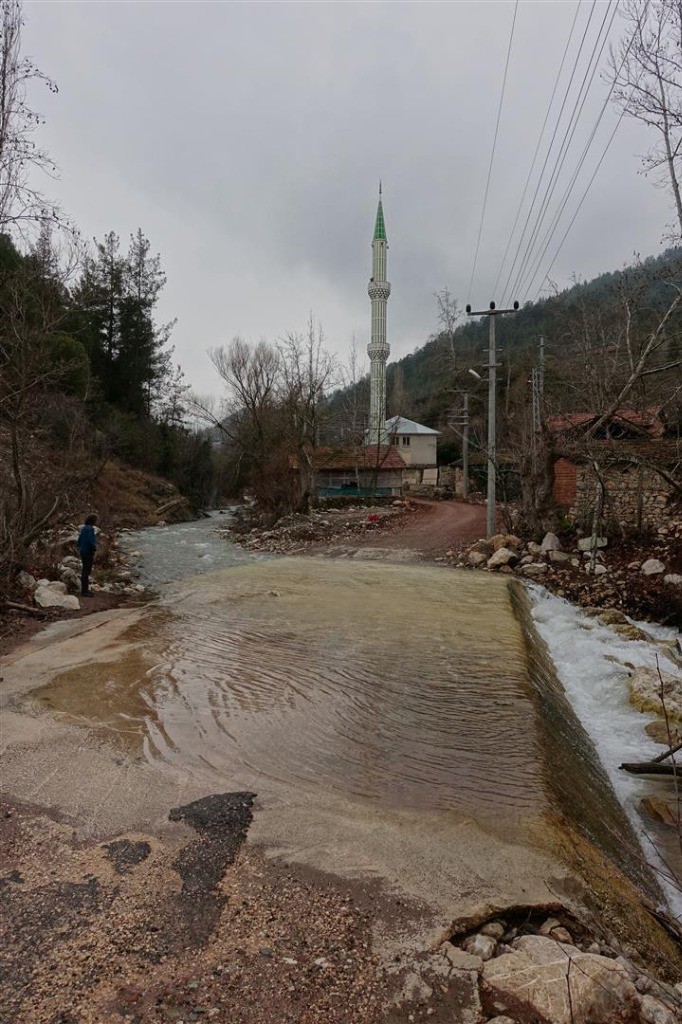 les risques de la route Turque : passage de rivière à gué