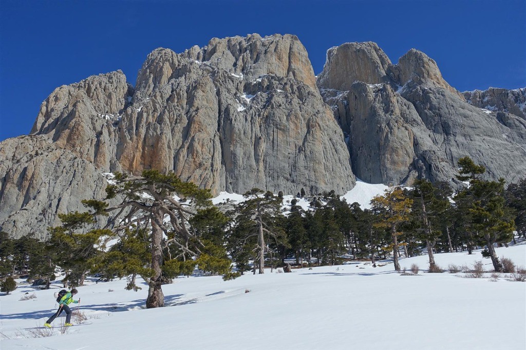 J3 : sous les dalles cannelées du Dedegol