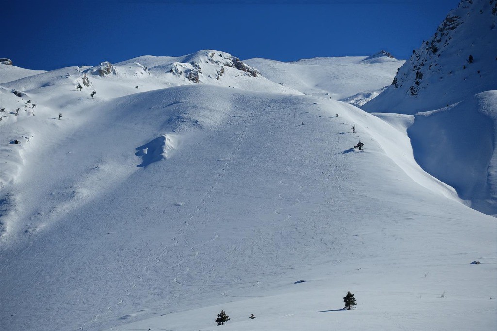 J4 : encore et toujours de la bonne poudreuse tassée à la descente